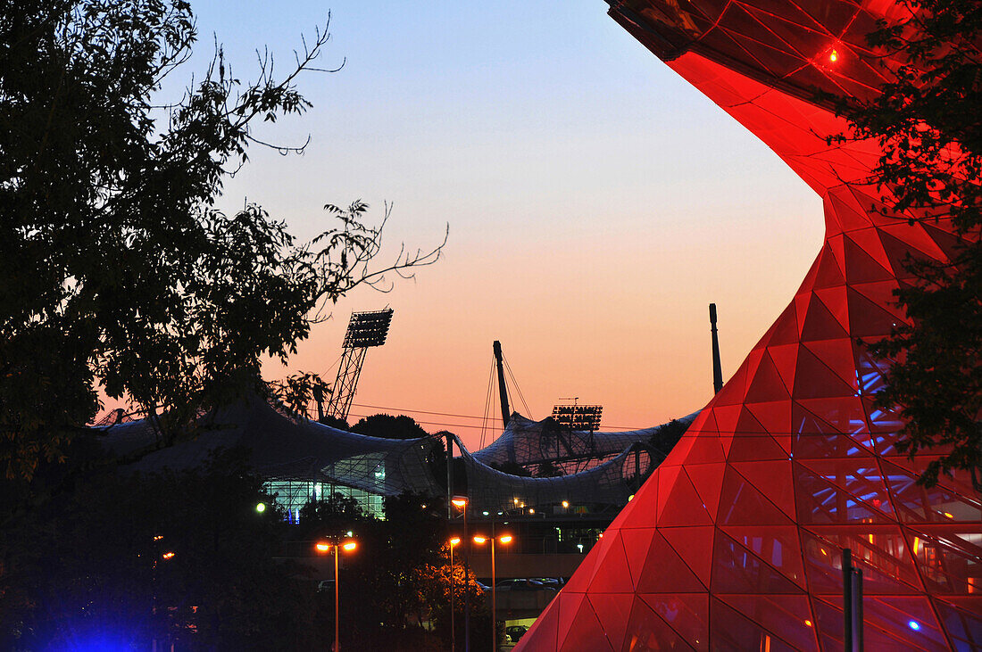 BMW-Welt am Olympiapark im Abendlicht, München, Deutschland