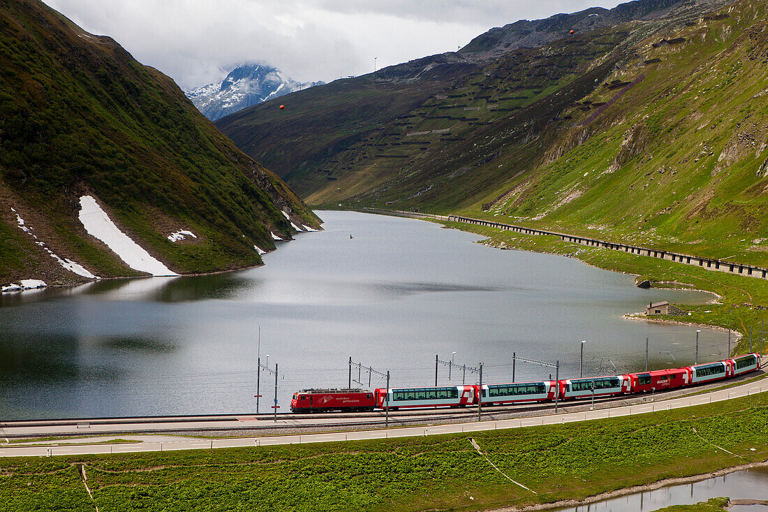 Der Glacier Express am Oberalppass, Oberalp, Kanton Uri und Graubünden, Schweiz