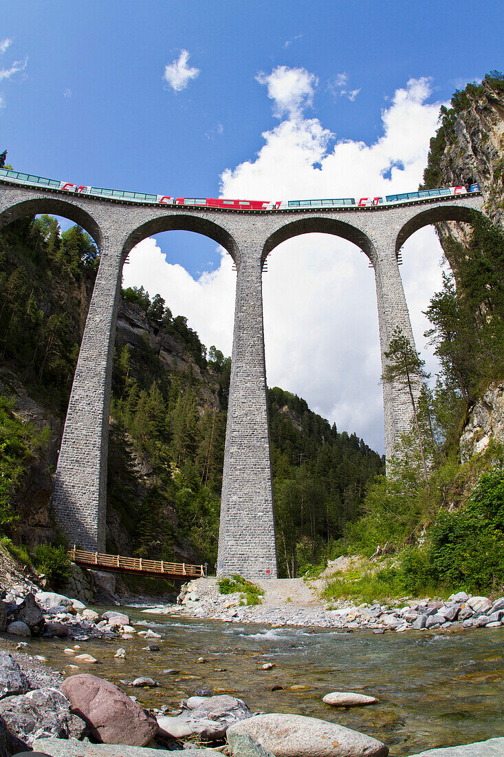 Zug des Glacier Express auf dem Landwasserviadukt bei Filisur, Graubünden, Schweiz