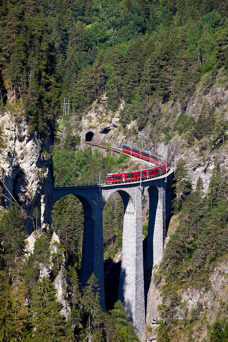 Zug des Glacier Express auf dem Landwasserviadukt bei Filisur, Graubünden, Schweiz