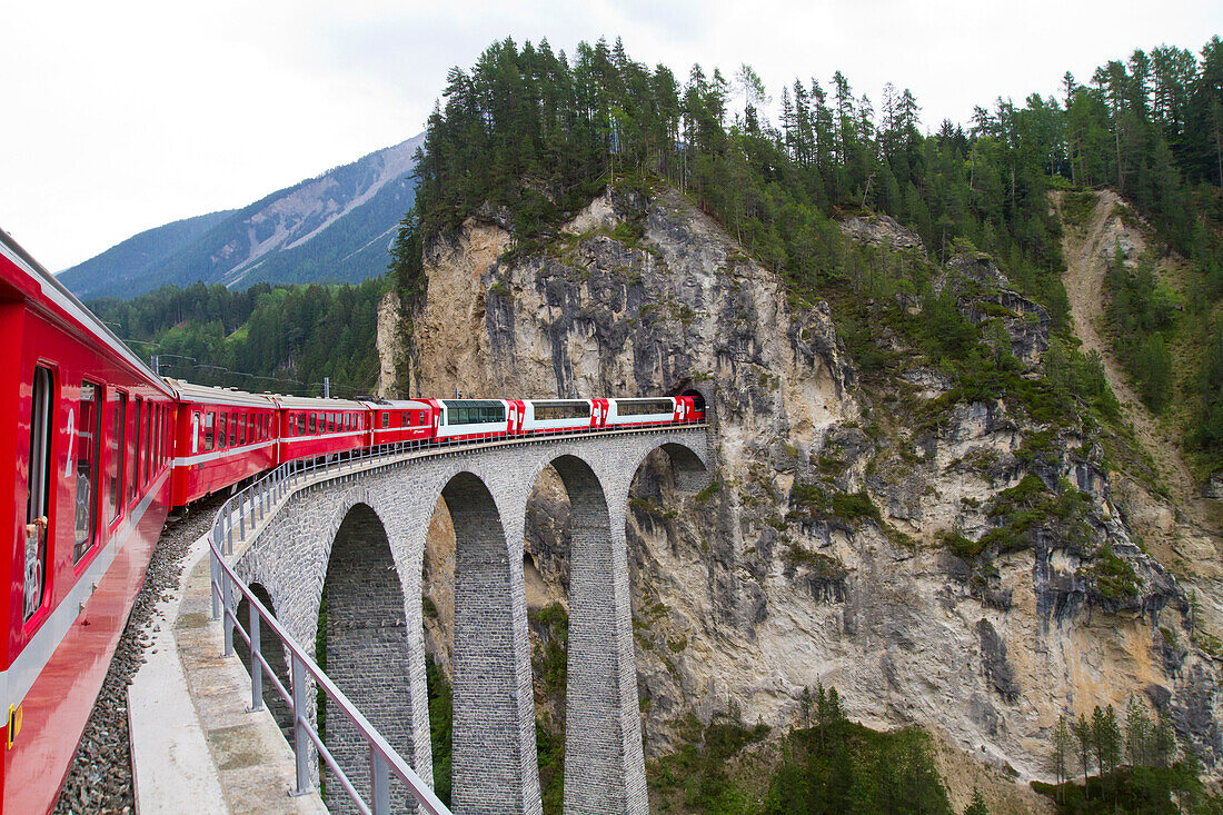 Zug des Glacier Express auf dem Landwasserviadukt bei Filisur, Graubünden, Schweiz