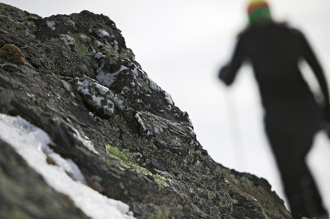Junge Frau wandert mit ihren Schneeschuhen in den Bergen, See, Tirol, Österreich