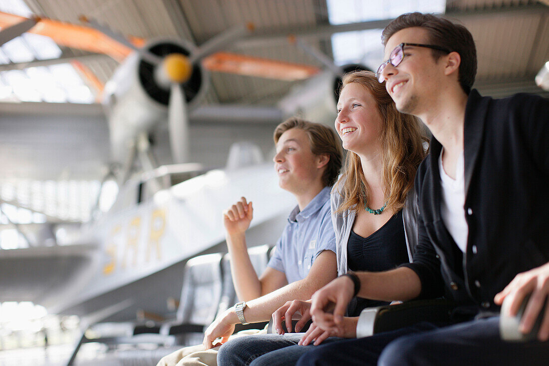 Studenten im Flugwerft Oberschleißheim, Deutsches Museum, Oberschleißheim, München, Bayern, Deutschland, 2011