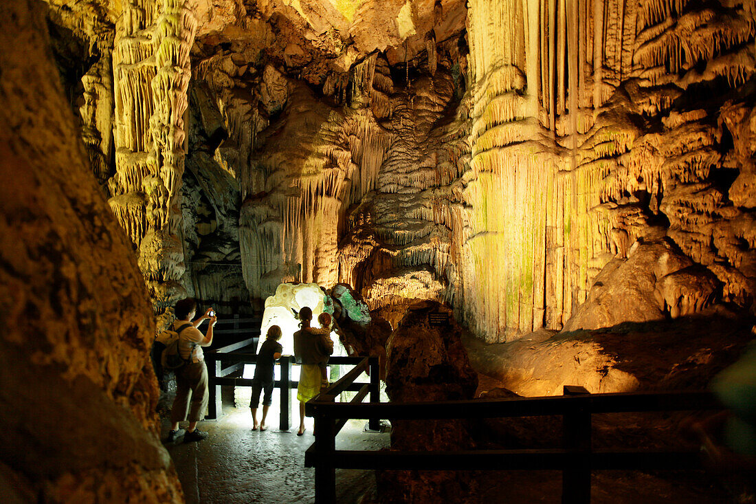Touristen in Die Tropfsteinhöhle, St Michael's Cave, Gibraltar, United Kingdom