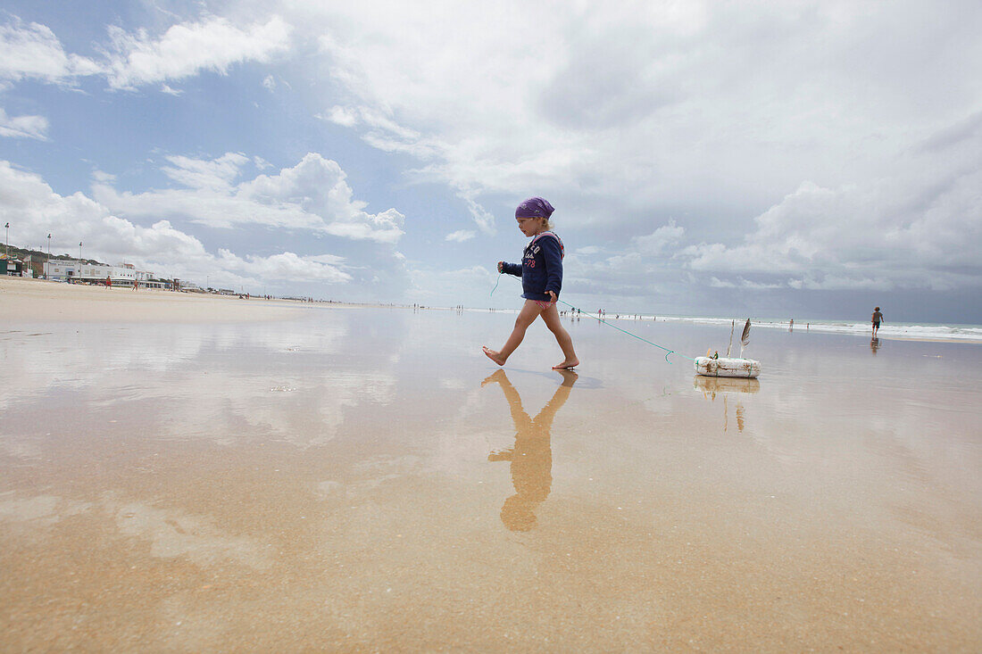 Kleines Mädchen am Strand, Conil de la Frontera, Costa de la Luz, Andalusien, Spanien
