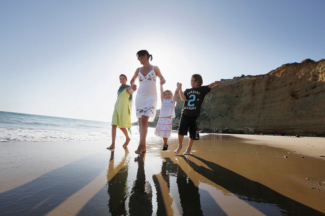 Mutter und Kinder am Strand, Conil de la Frontera, Costa de la Luz, Andalusien, Spanien