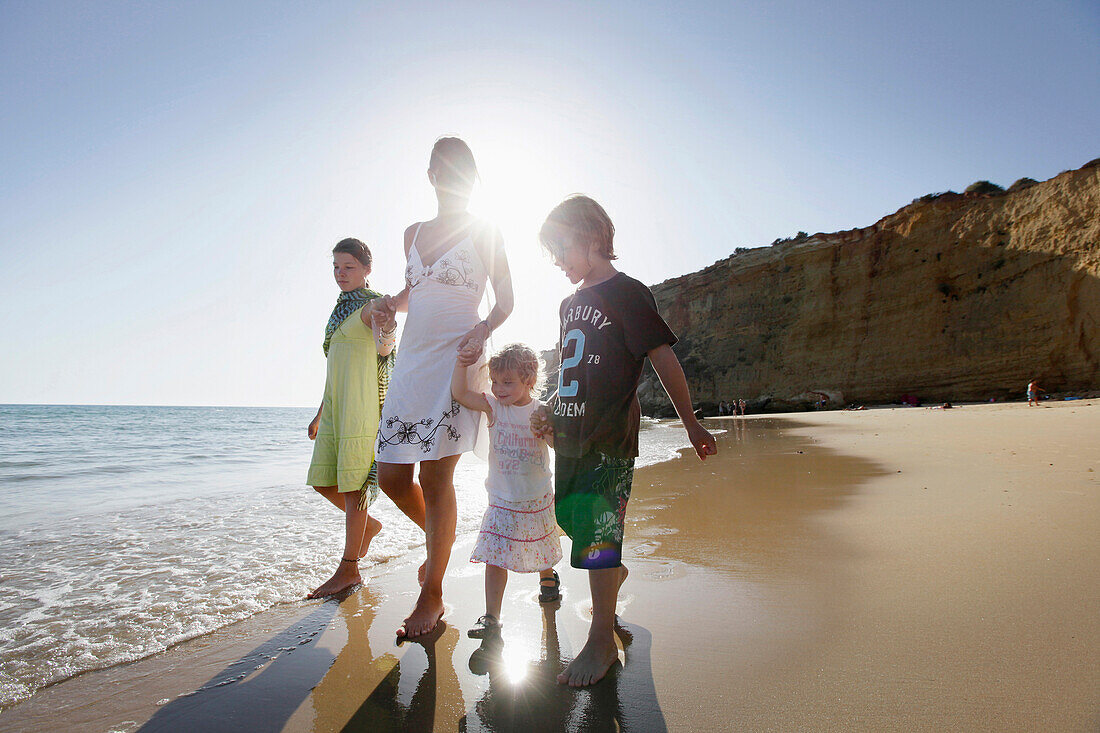 Mutter und Kinder auf dem Strand, Conil de la Frontera, Costa de la Luz, Andalusien, Spanien
