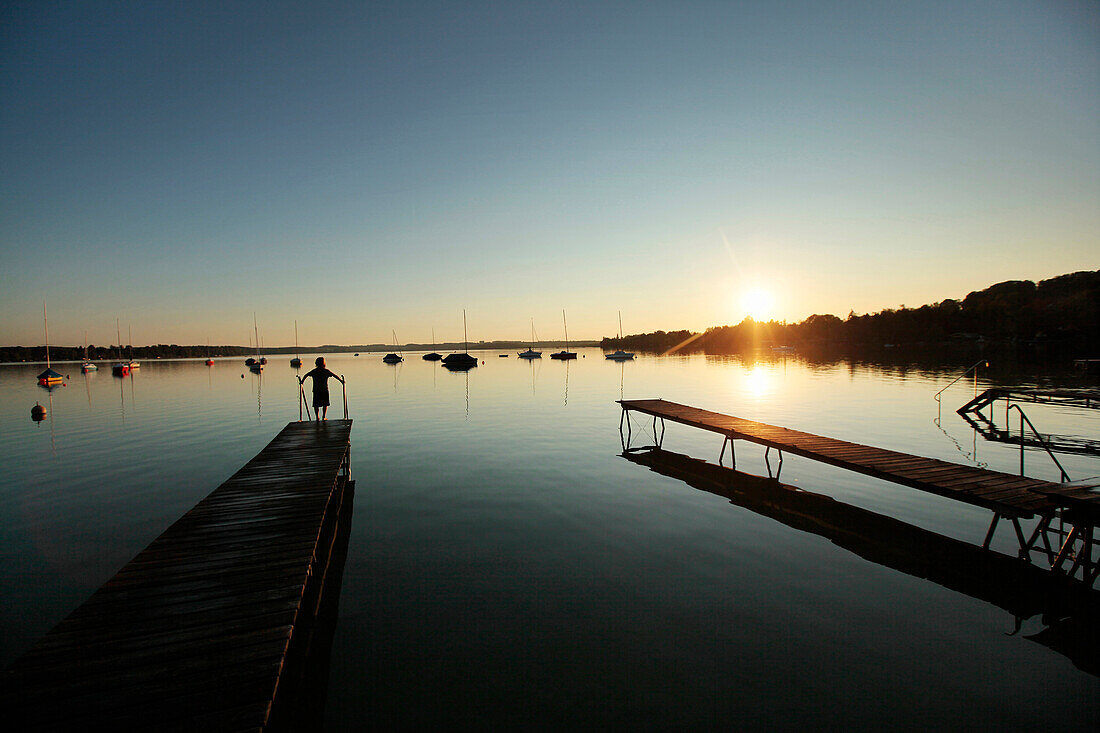 Kind am Steg bei Sonnenuntergang, Wörthsee, Starnberg, Oberbayern, Bayern, Deutschland