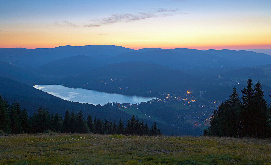 Blick vom Hochfirst auf Titisee und Feldberg, Herbst, Südlicher Schwarzwald, Schwarzwald, Baden-Württemberg, Deutschland, Europa