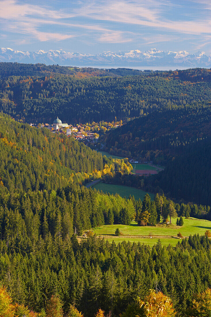 Blick auf St Blasien, Schweizer Alpen, Herbsttag, Südschwarzwald, Schwarzwald, Baden-Württemberg, Deutschland, Europa