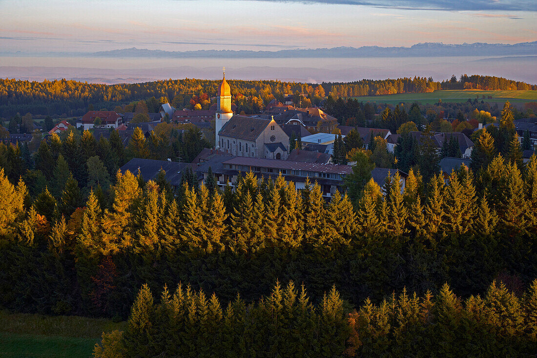 Blick von Höchenschwand auf Schweizer Alpen, Herbst, Abend, Südschwarzwald, Schwarzwald, Baden-Württemberg, Deutschland, Europa