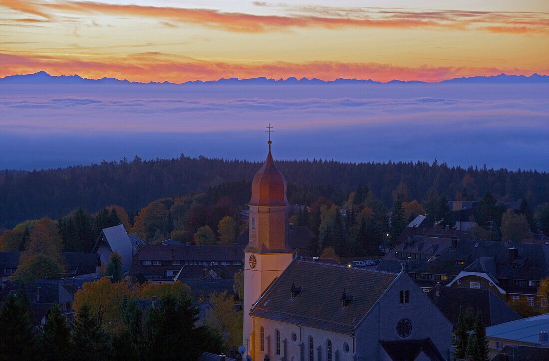 Blick über Hoechenschwand auf Schweizer Alpen, Herbst, Sonnenaufgang, Südschwarzwald, Schwarzwald, Baden-Württemberg, Deutschland, Europa