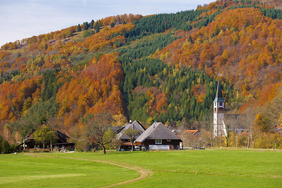 Bauernhaus und Kirche in Geschwend, Todtnau-Geschwend, Südschwarzwald, Schwarzwald, Baden-Württemberg, Deutschland, Europa