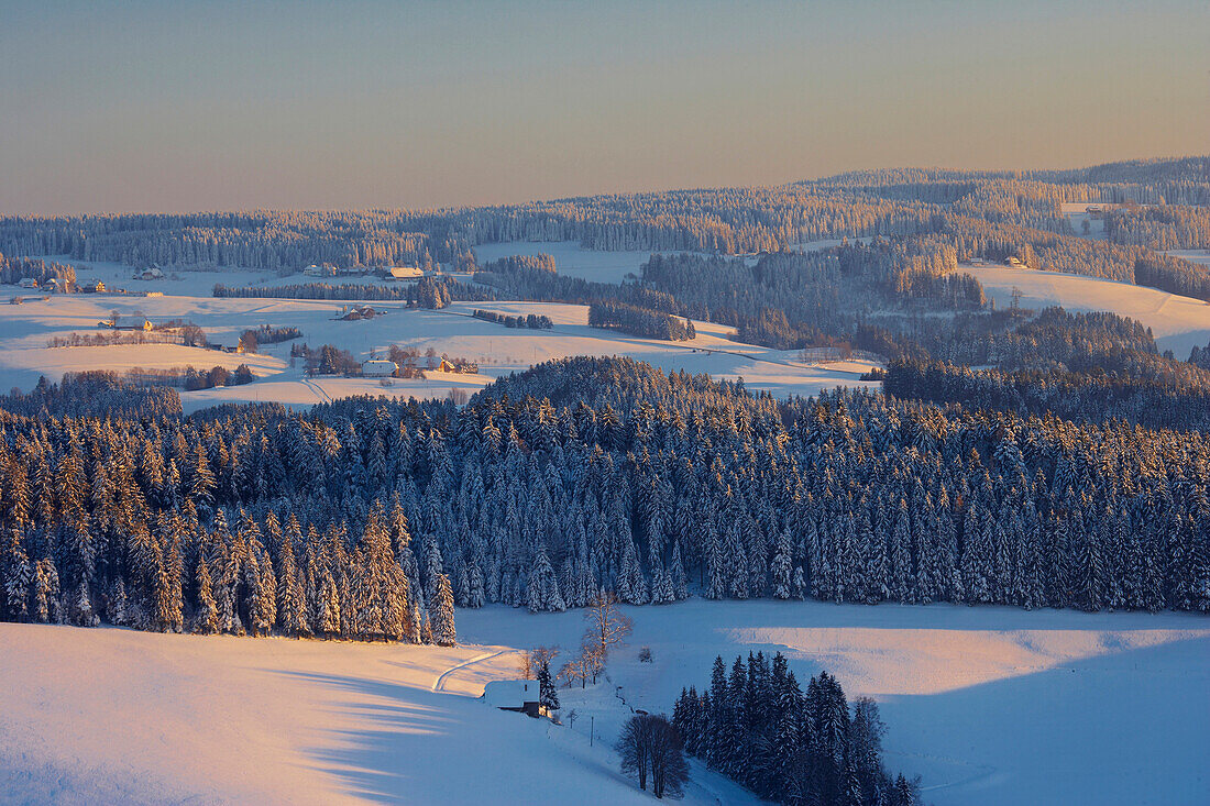 Blick an Winterabend von St Peter zum Thurner, Schwarzwald, Baden-Württemberg, Deutschland, Europa