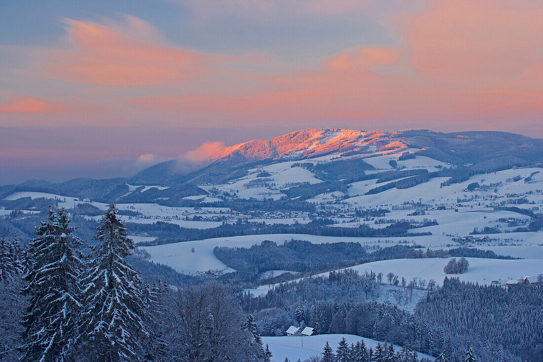 Blick an Winterabend von Breitnau-Fahrenberg zum Kandel mit St Peter, Schwarzwald, Baden-Württemberg, Deutschland, Europa