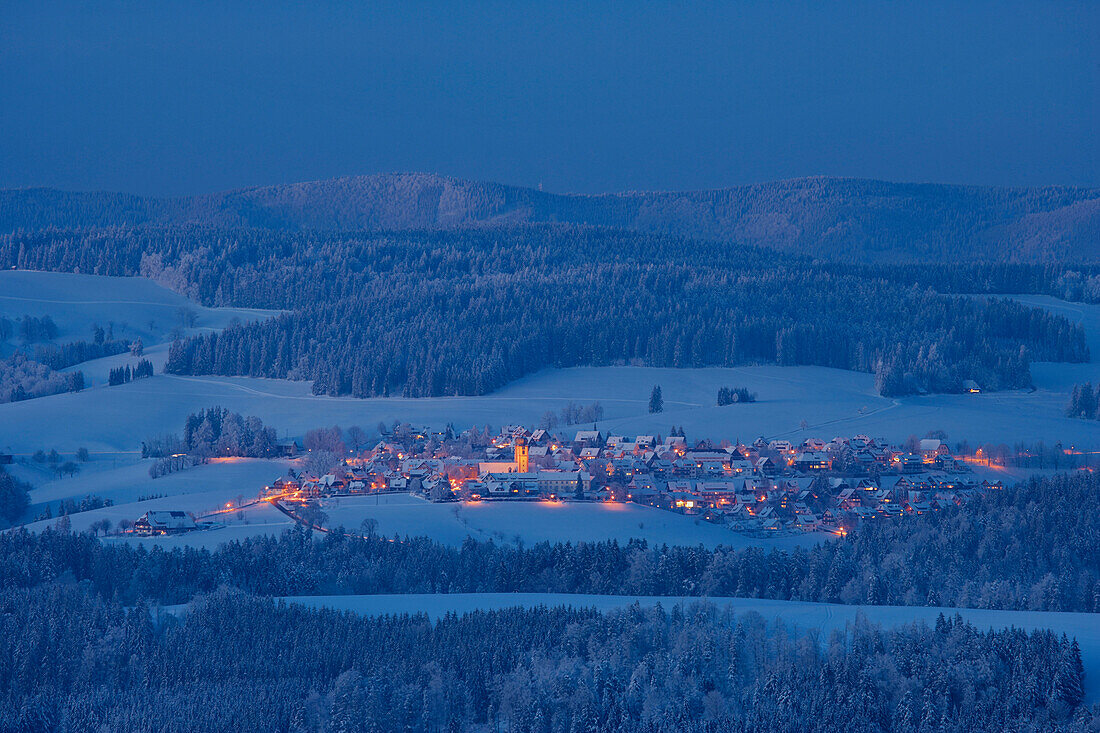 Blick an eimem Winterabend von Breitnau-Fahrenberg nach St. Märgen, Schwarzwald, Baden-Württemberg, Deutschland, Europa
