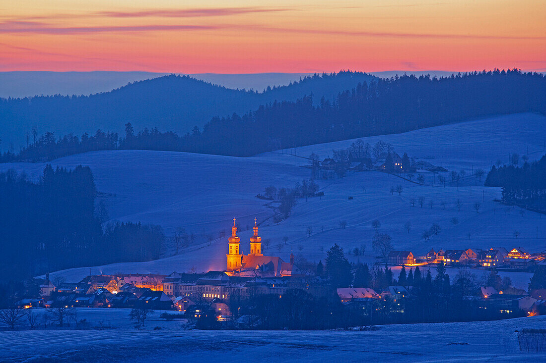 Blick an Winterabend auf St Peter, Schwarzwald, Baden-Württemberg, Deutschland, Europa