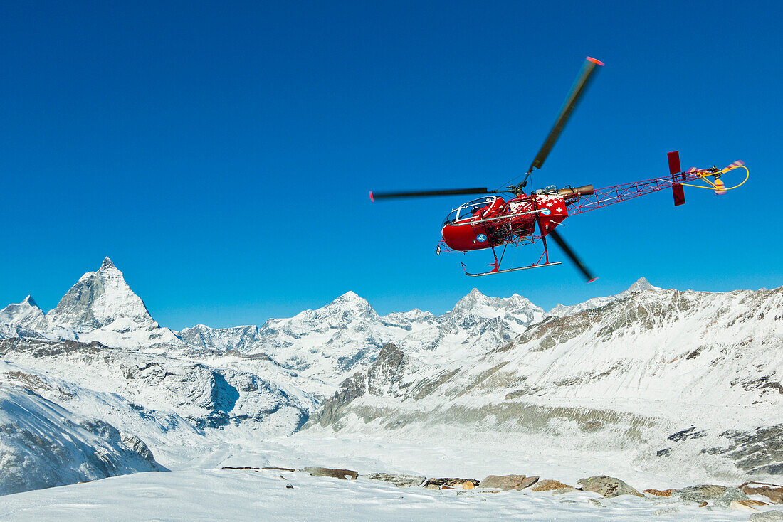 Helikopter der Air Zermatt startet von der Neuen Monte Rosa Hütte, im Hintergrund das Matterhorn, Zermatt, Wallis, Schweiz.