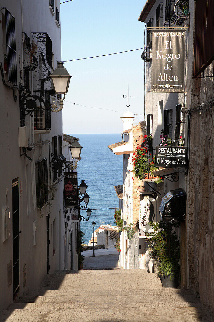 Spain, region of Alicante, Costa Blanca, Altea, pueblo antiguo street, the Mediterranean Sea in the back