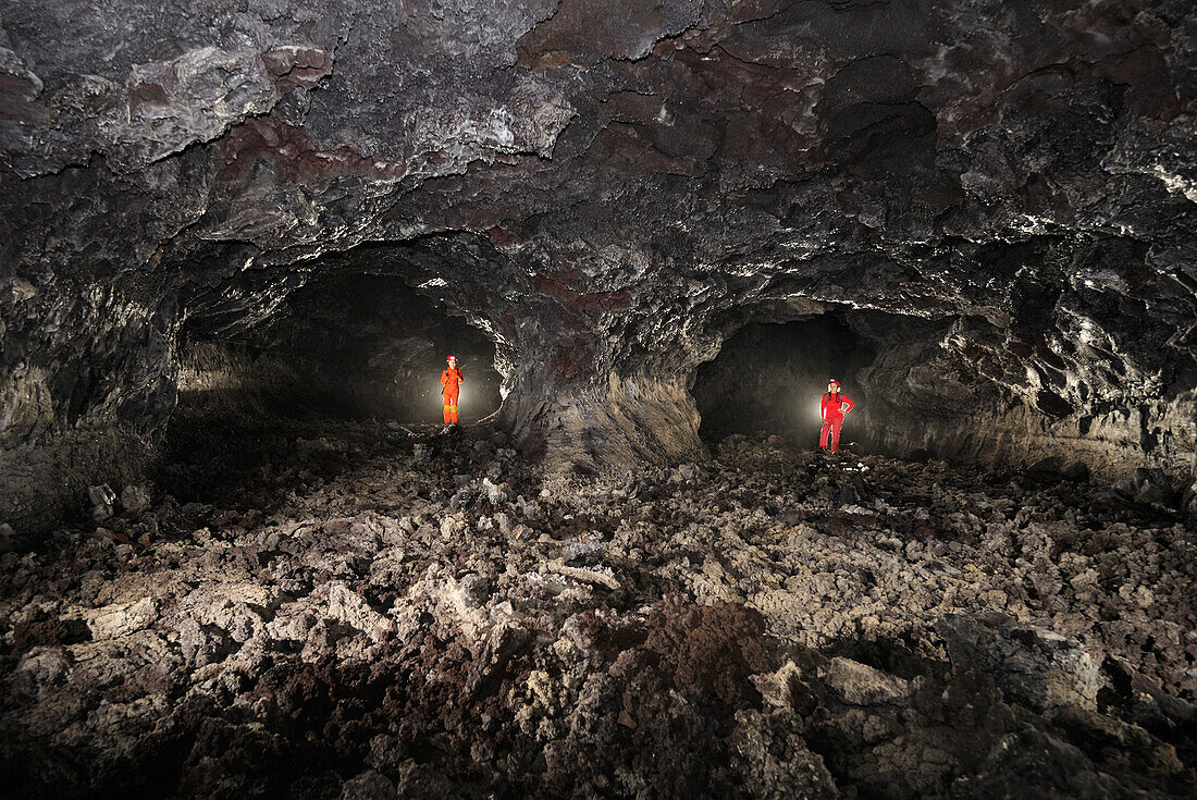 USA, Hawaï, Caving, Lava tube, volcano, cavers in two parallel galleries, Kula Kaï cave