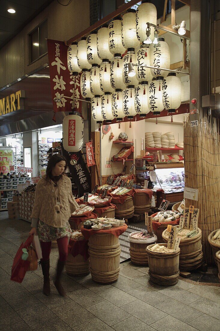 Japan, Kansai, Kyoto, Nishiki Food Market, shop