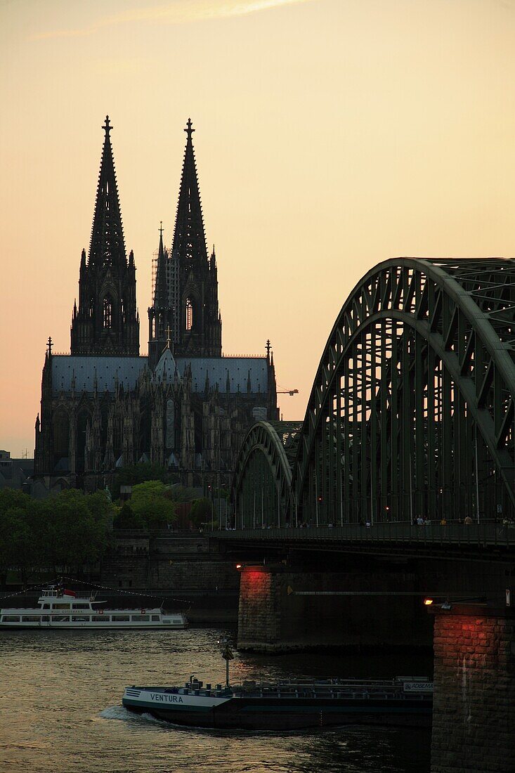 Germany, Rhineland-Westphalia, Köln, Cologne, cathedral & Hohenzollern bridge at sunset