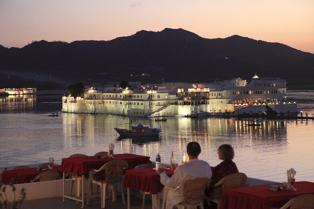 India, Rajasthan, Udaipur, Lake Pichola, Lake Palace Hotel