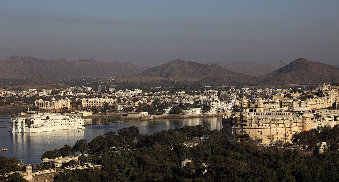 India, Rajasthan, Udaipur, Lake Pichola, Lake Palace, City Palace