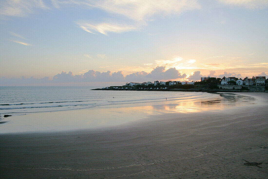 France, Poitou-Charente, Charente maritime, Saint Palais sur Mer, beach at sunset