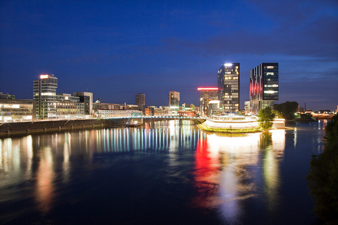 Moderne Gebäude am Medienhafen bei Nacht, Düsseldorf, Nordrhein-Westfalen, Deutschland, Europa