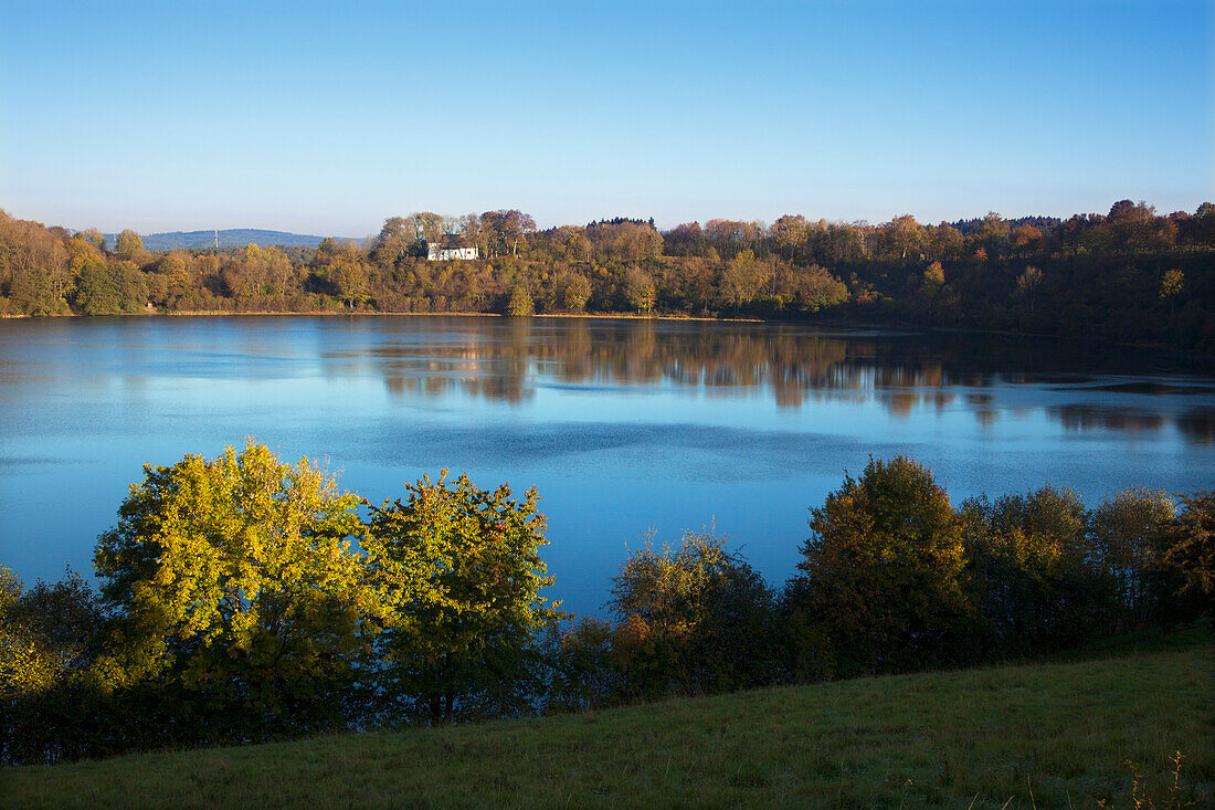 Blick über das Weinfelder Maar / Totenmaar zur Kapelle, bei Daun, Eifel, Rheinland-Pfalz, Deutschland, Europa