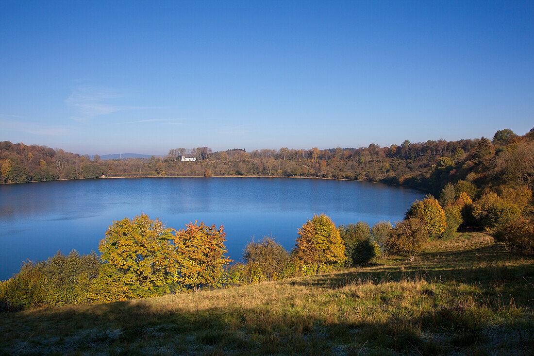 Blick über das Weinfelder Maar / Totenmaar zur Kapelle, bei Daun, Eifel, Rheinland-Pfalz, Deutschland, Europa