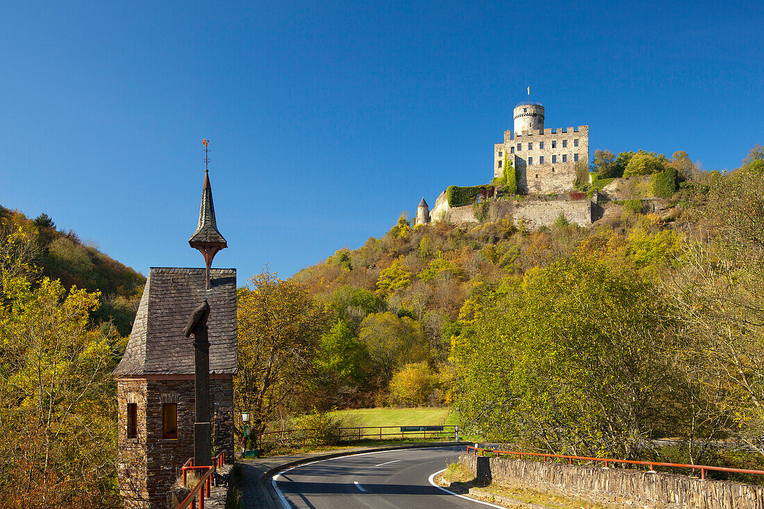 Kapelle und Burg Pyrmont im Sonnenlicht, Eifel, Rheinland-Pfalz, Deutschland, Europa