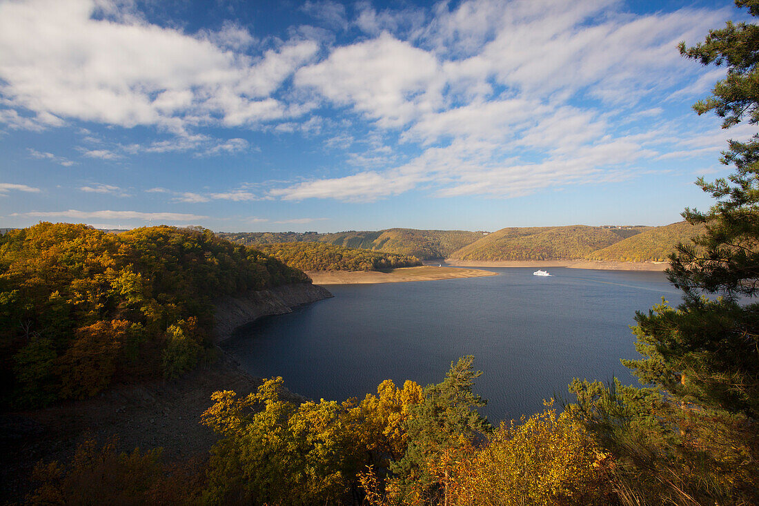 Rurstausee unter Wolkenhimmel, Nationalpark Eifel, Nordrhein-Westfalen, Deutschland, Europa