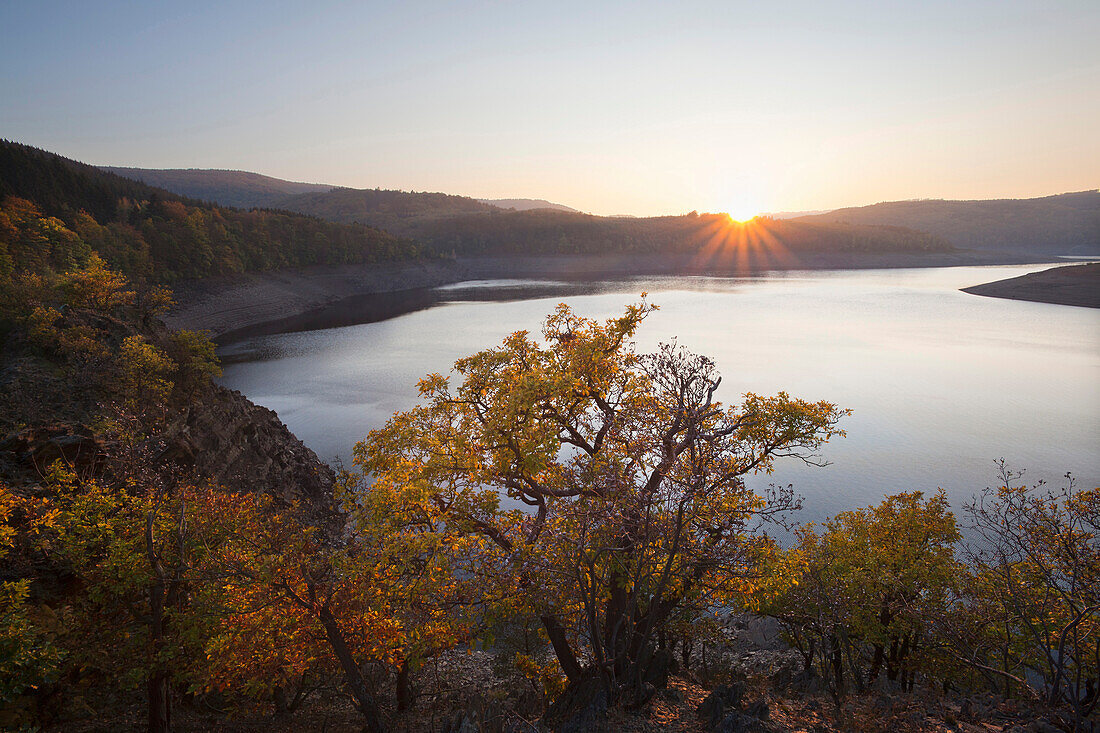 Blick über den Rurstausee bei Sonnenuntergang, Nationalpark Eifel, Nordrhein-Westfalen, Deutschland, Europa