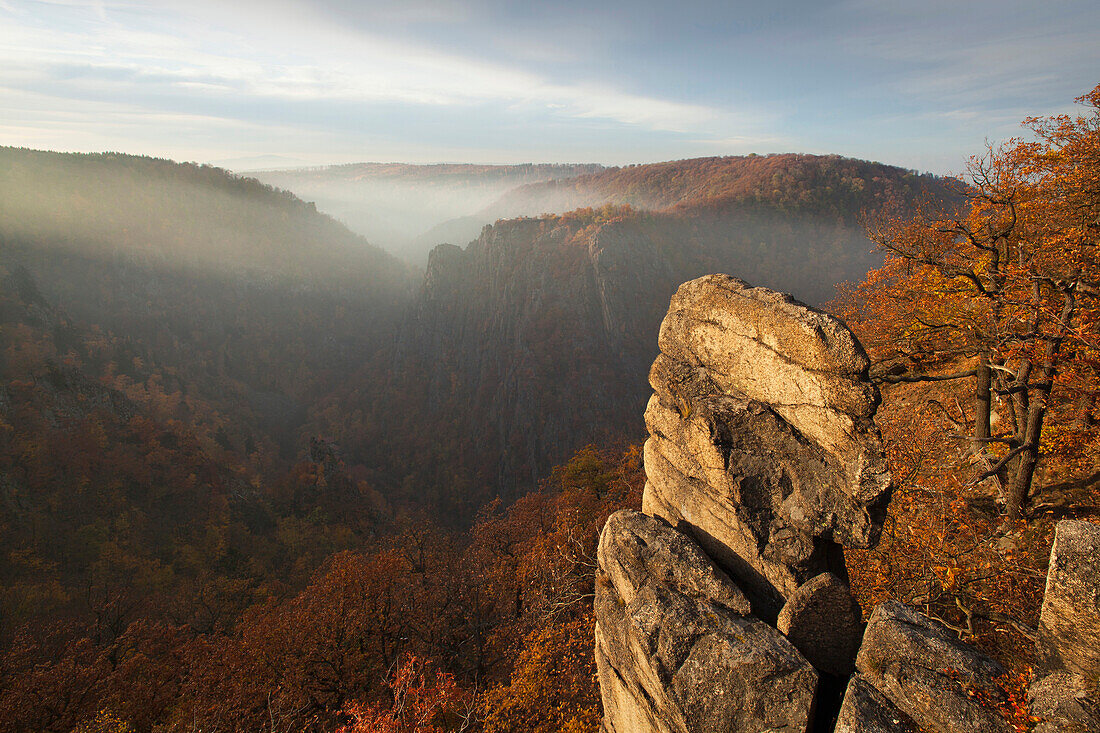 Blick vom Hexentanzplatz über das Bodetal zur Rosstrappe, bei Thale, Harz, Sachsen-Anhalt, Deutschland, Europa