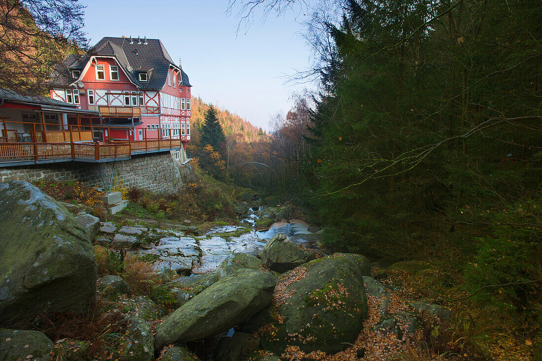 Blick auf Waldgasthaus Steinerne Renne, Harz, Sachsen-Anhalt, Deutschland, Europa