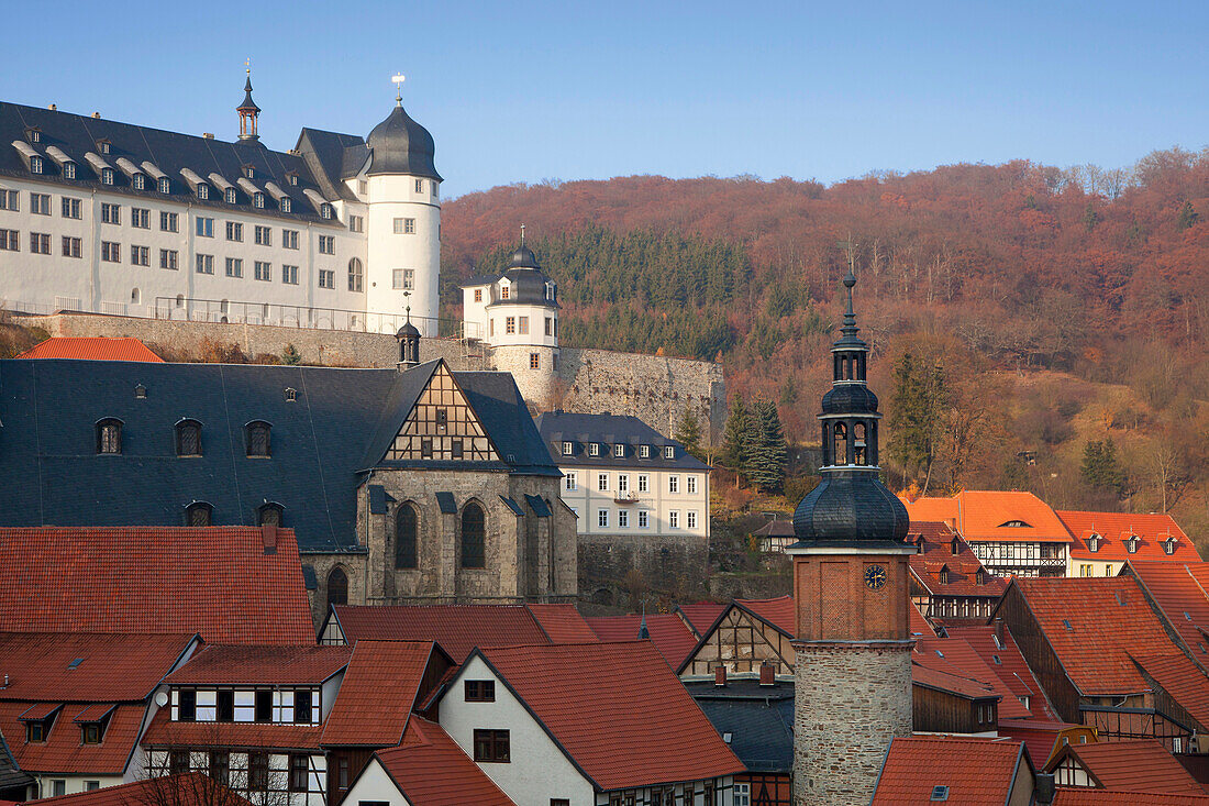 Blick über Dächer der Altstadt auf Schloss und Saigerturm, Stolberg, Harz, Sachsen-Anhalt, Deutschland, Europa