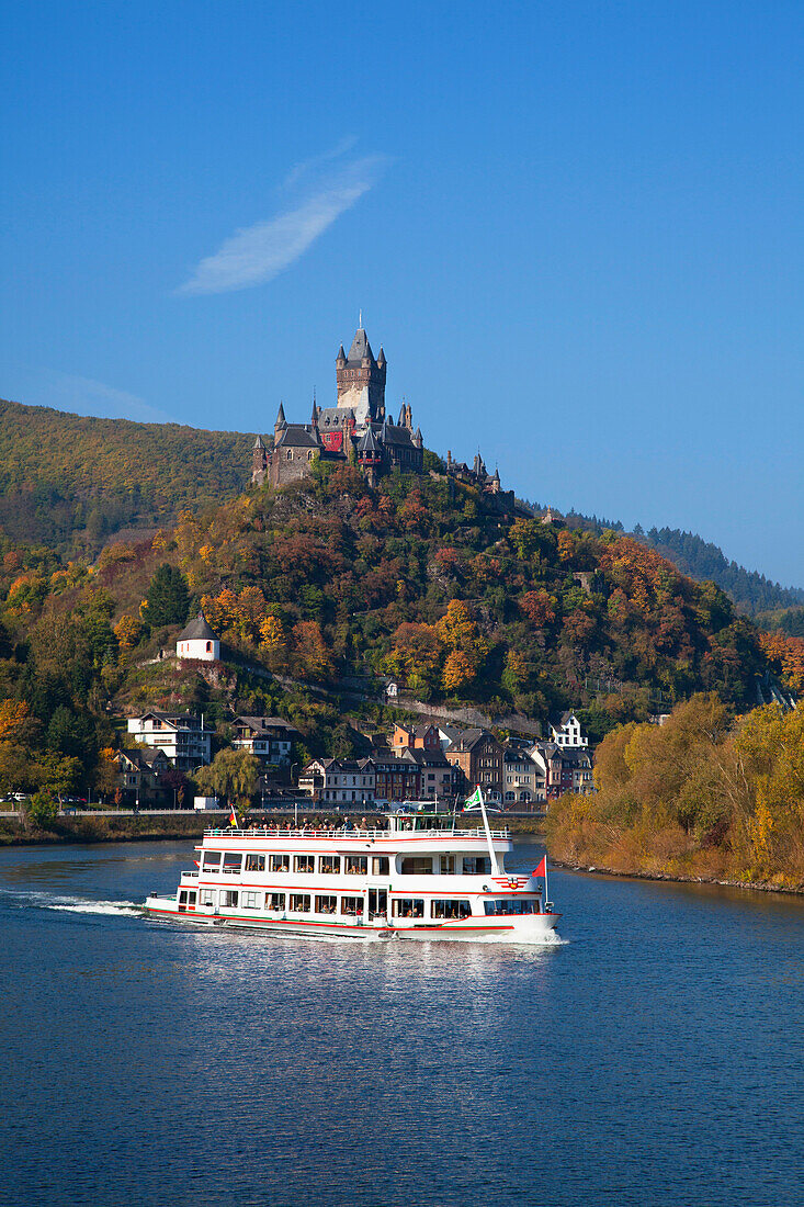 Excursion ship on Moselle river in front of Reichsburg castle, Cochem, Rhineland-Palatinate, Germany, Europe