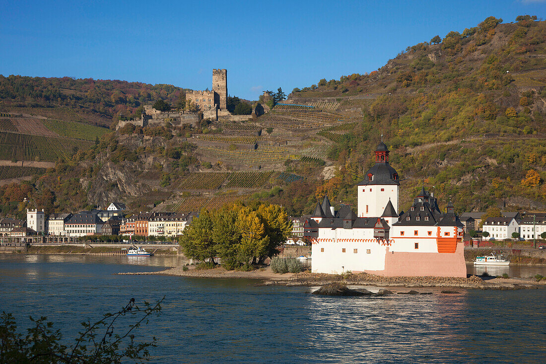 Blick über den Rhein zum Pfalzgrafenstein und zur Burg Gutenfels, Kaub, Rheinland-Pfalz, Deutschland, Europa