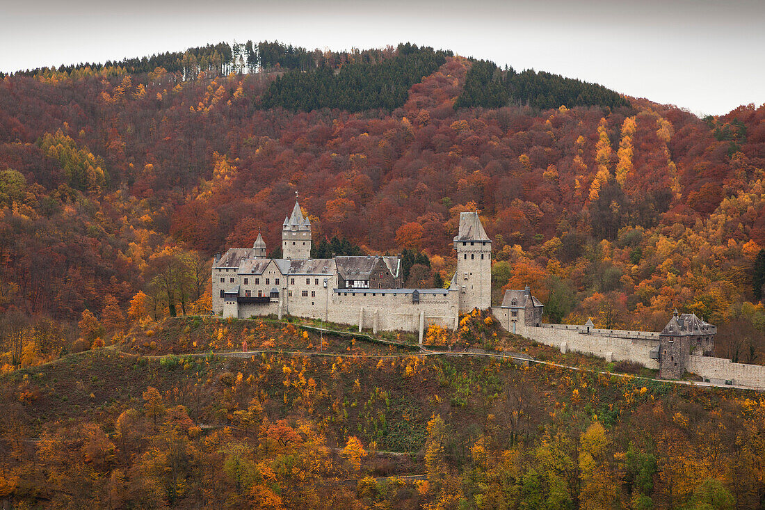 Blick auf Burg Altena auf einem Bergsporn, Sauerland, Nordrhein-Westfalen, Deutschland, Europa