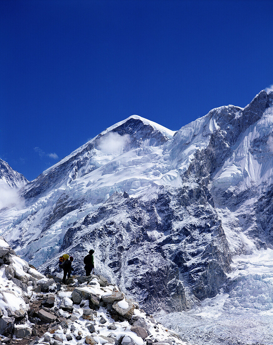 Trekkers Survey, Everest West Shoulde, Sagarmatha National Park, Solu Khumbu, Nepal