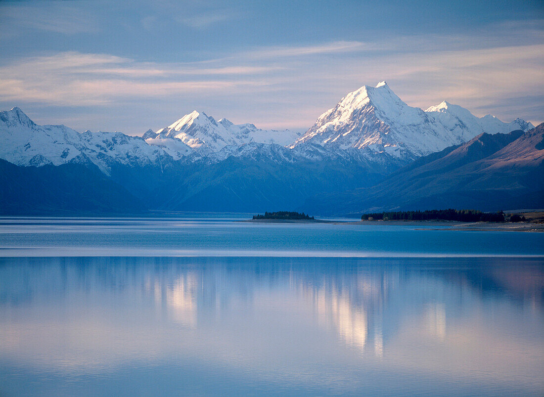 Mount Cook and Southern Alps reflected in Lake Pukaki, Mount Cook and Southern Alps, South Island, New Zealand