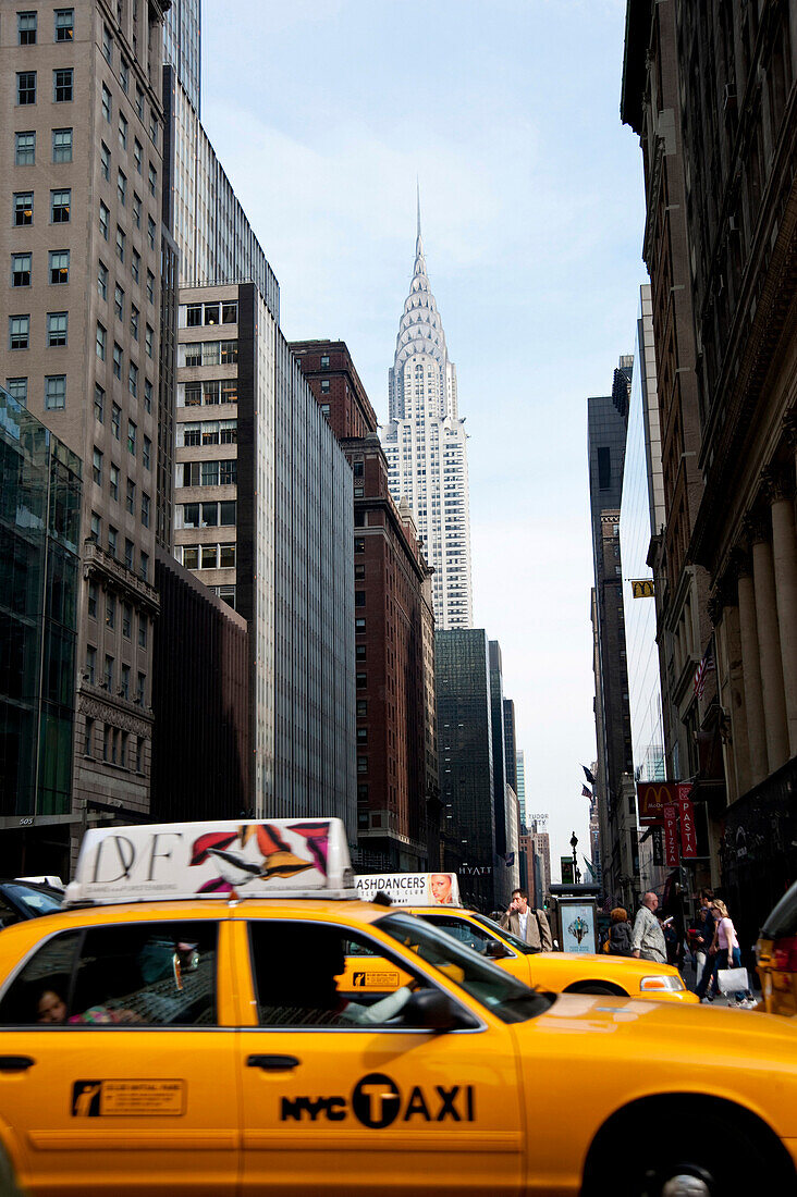 Ny Taxis And Views Of The Crysler Building, Murray Hill, Manhattan, New York, USA