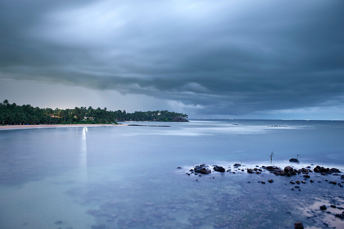 Strand Mirissa in Dämmerung, nahe Matara, Sri Lanka, Indischer Ozean