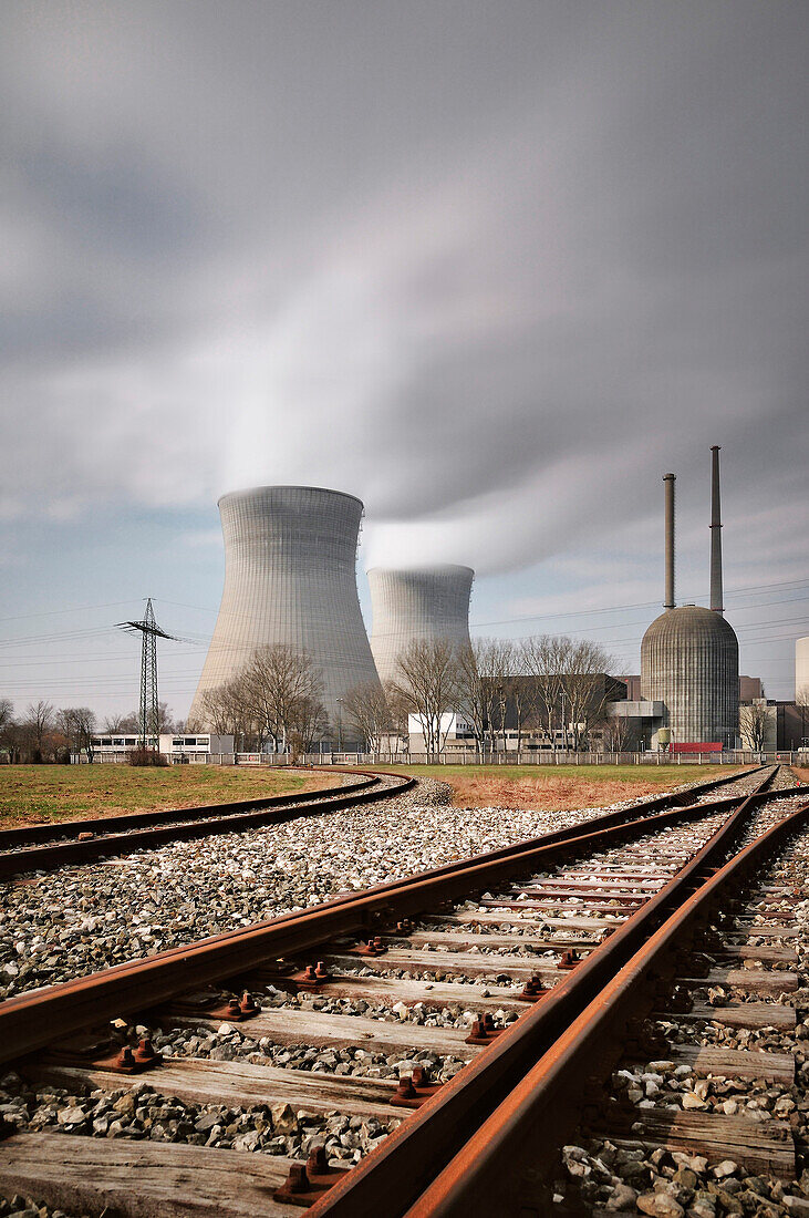 Schienen ins Atomkraftwerk Gundremmingen, Bayern, Deutschland