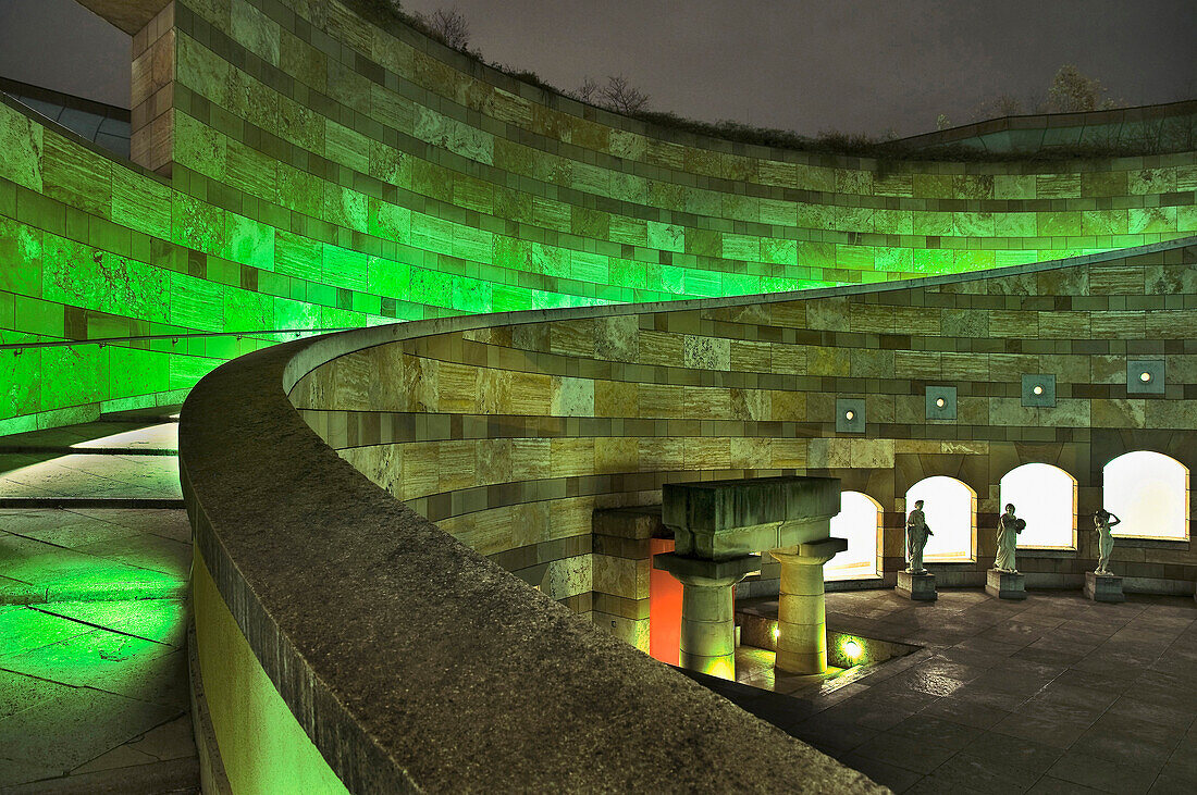 Geschwungener Bogen im Innenhof der Staatsgalerie bei Nacht, Architekt James Stirling, Stuttgart, Baden-Württemberg, Deutschland