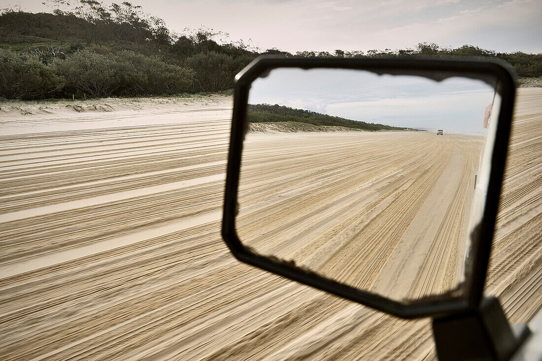 Geländewagen im Rückspiegel während Fahrt auf Sandinsel, Fraser Island, UNESCO Weltnaturerbe, Queensland, Australien