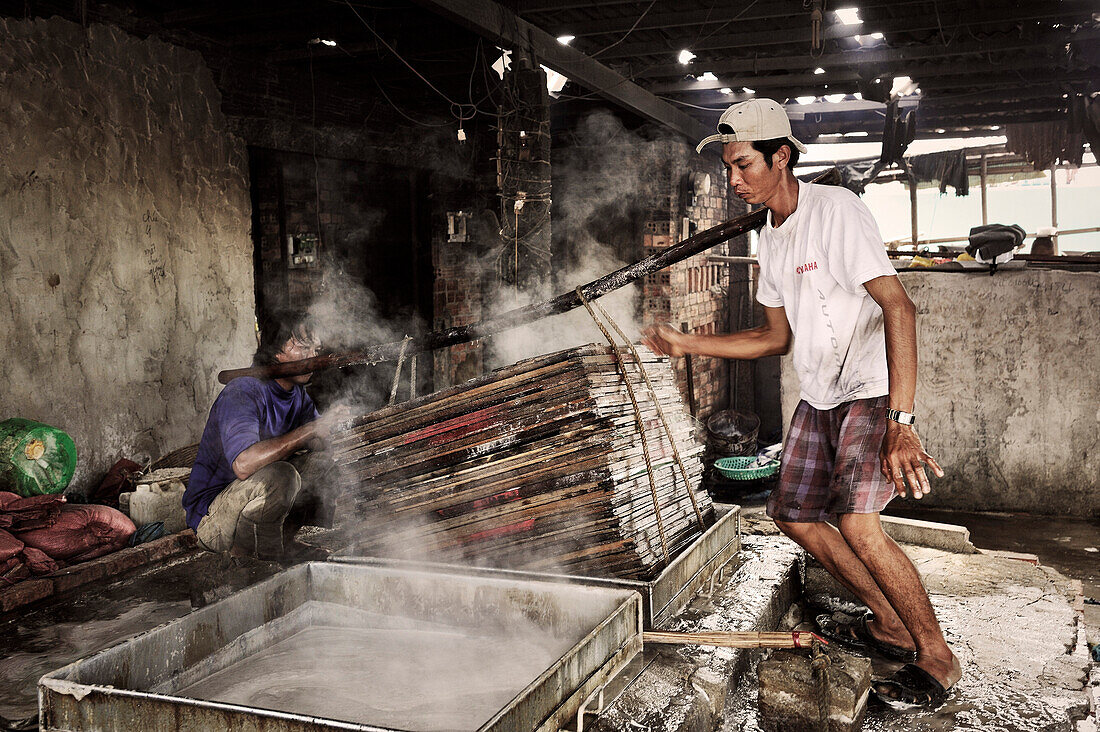 Abkochen von Sardellen zur Produktion von Fisch Sauce, Fischerdorf, Mui Ne, Binh Thuan, Vietnam