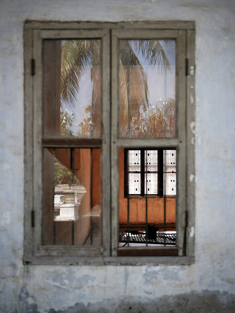 Blick in das Foltergefängnis S-21, Spiegelung zeigt Grab der letzten Opfer der Zelle, Tuol Sleng der Roten Khymer, Gedenkstätte Folter, Völkermord, Phnom Penh, Kambodscha